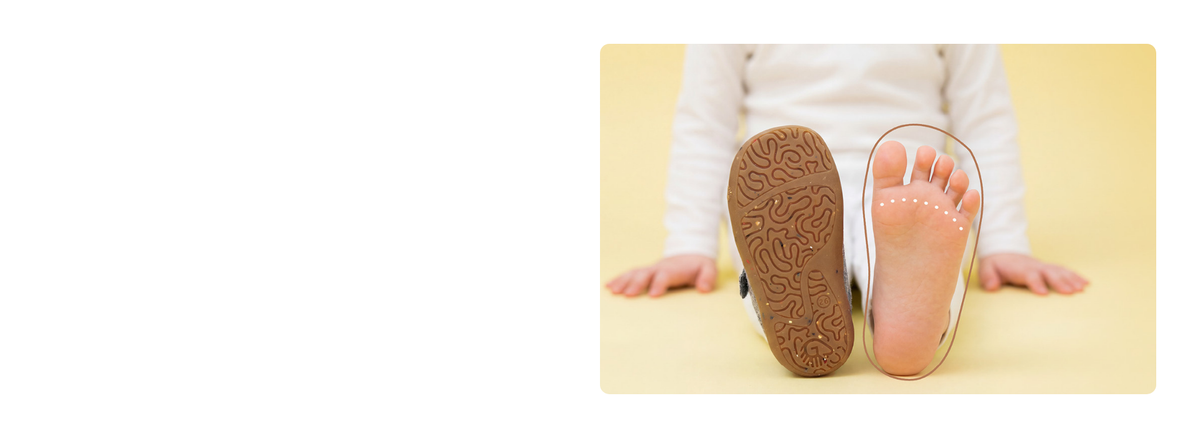 A child stretches out both feet – on the left, the sole of a Giesswein children’s shoe with a textured natural rubber tread; on the right, the bare foot with a graphic outline to illustrate the foot-friendly fit.